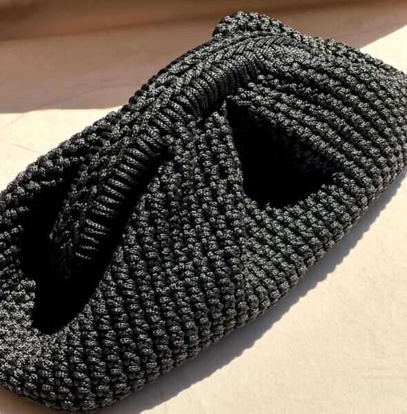 Letnja crna heklana torba, model TARA od makrame konca – elegantna ručna torbica sa metalnim zatvaranjem, više boja